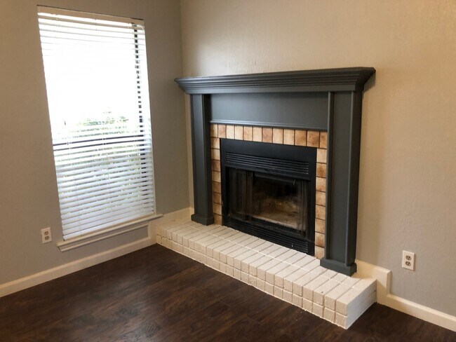 Building Photo - 3/2/2 Great neighborhood!  Move in Ready!