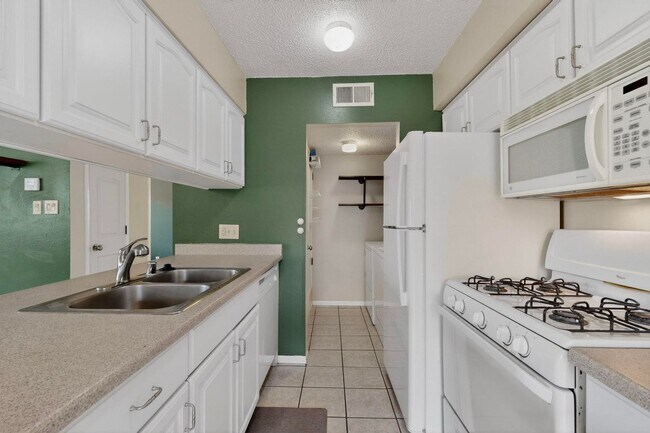 Building Photo - NE Affordable 2/BD 1/BA 1/CG 2nd Story NE Condo