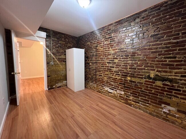 Building Photo - 7 Sherborn Ct