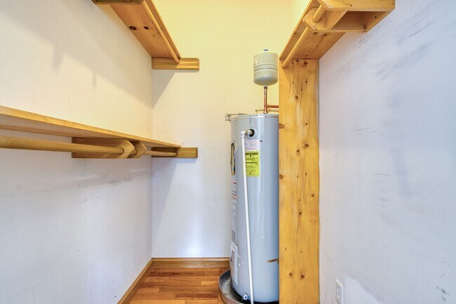 Building Photo - 5 to 8 Bedrooms. Pet Friendly.