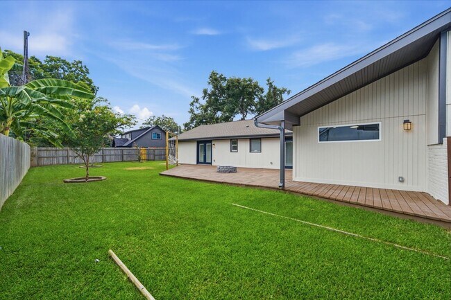 Building Photo - 2603 Baycrest Dr