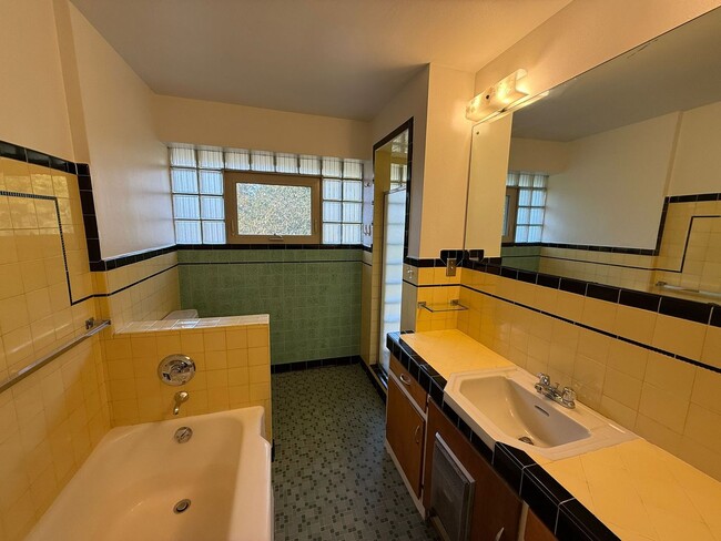 Building Photo - 2 Bedroom 2 Bathroom + Den Magnolia House!