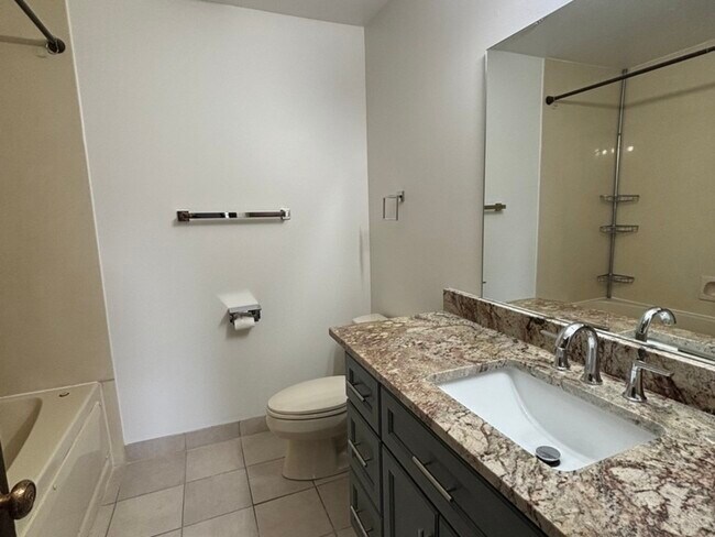 Building Photo - 4080 N Parkside Dr