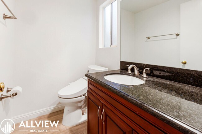 Building Photo - Beautifully Upgraded 2-Bed, 3-Bath Townhou...