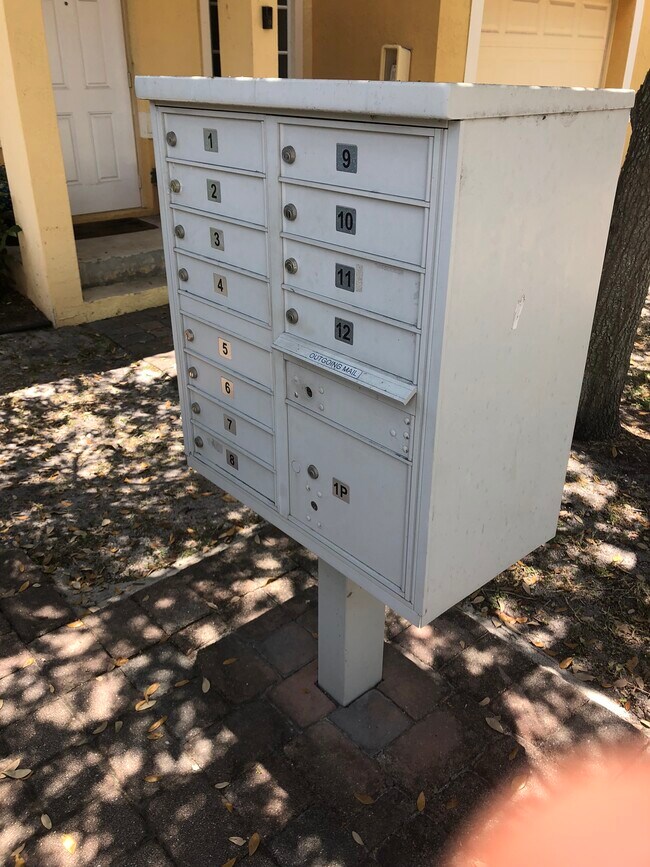 Building Photo - 324 NE 3rd St