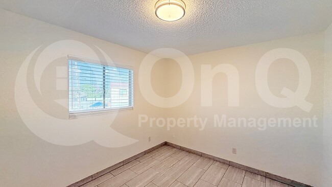 Building Photo - 1712 E Pepper Cir