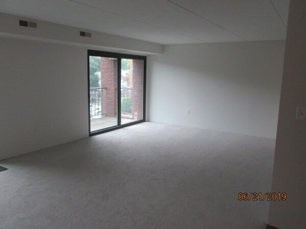 Building Photo - 146 Marble St