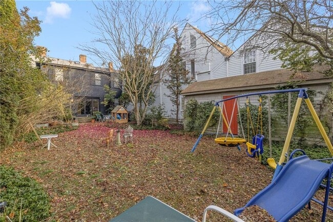 Building Photo - 73 Thames St