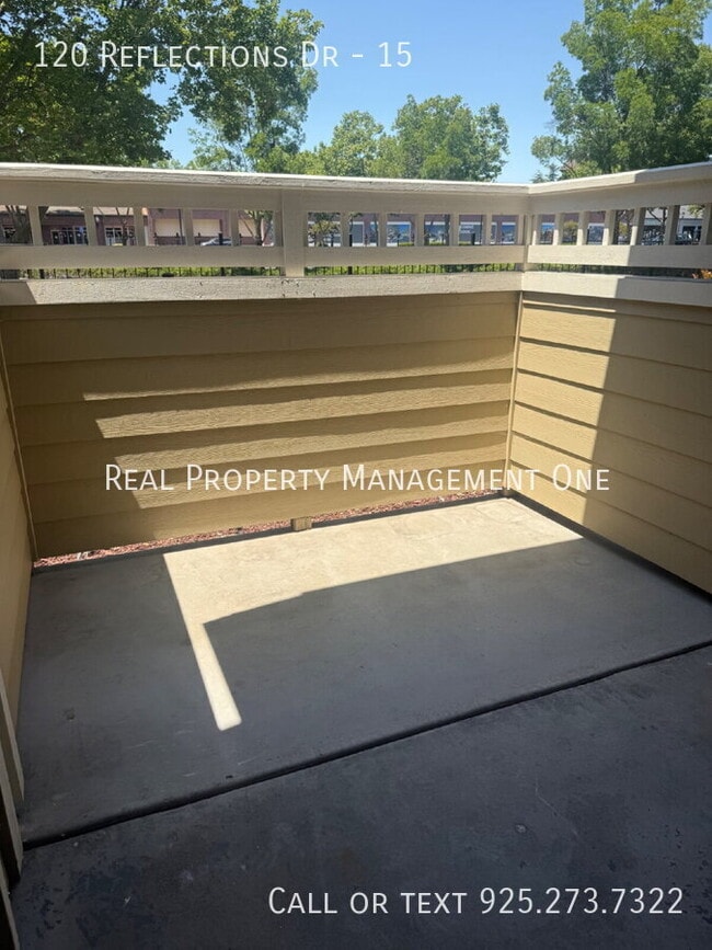 Building Photo - 120 Reflections Dr