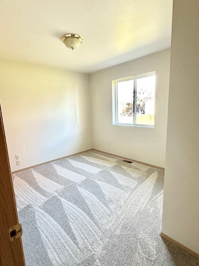 Building Photo - New remodeled Kalispell Home