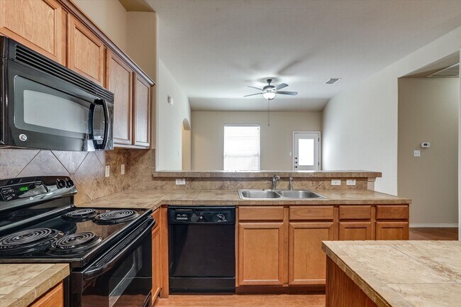 Building Photo - AVAILABLE NOW! Beautiful 3 Bedroom Townhome Located in Georgetown, TX!