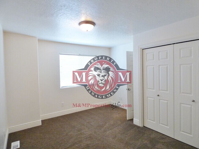 Building Photo - 3 Bd 3.5 Bath 2 Car Garage Townhome in Sandy