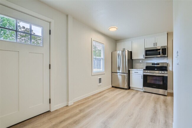 Building Photo - New Price!! Newly Remodeled 2BR/1BA House ...