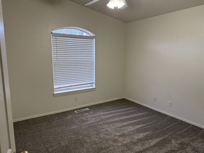 Building Photo - Nice 3Br, 2Ba, fireplace in living room, landscaped yards, great location.