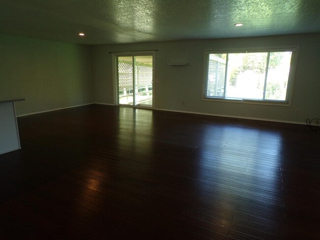 Building Photo - 11865 SW Ebberts Ct