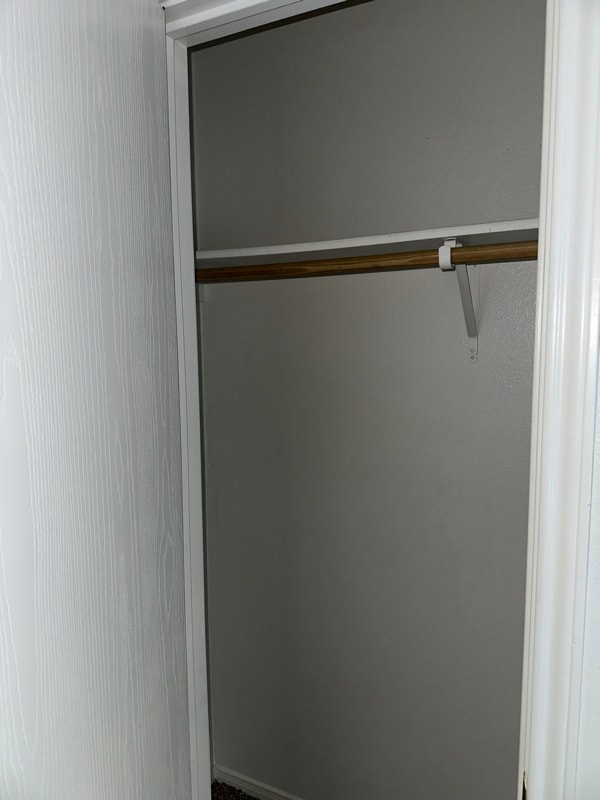 Building Photo - 402 Topeka Ct