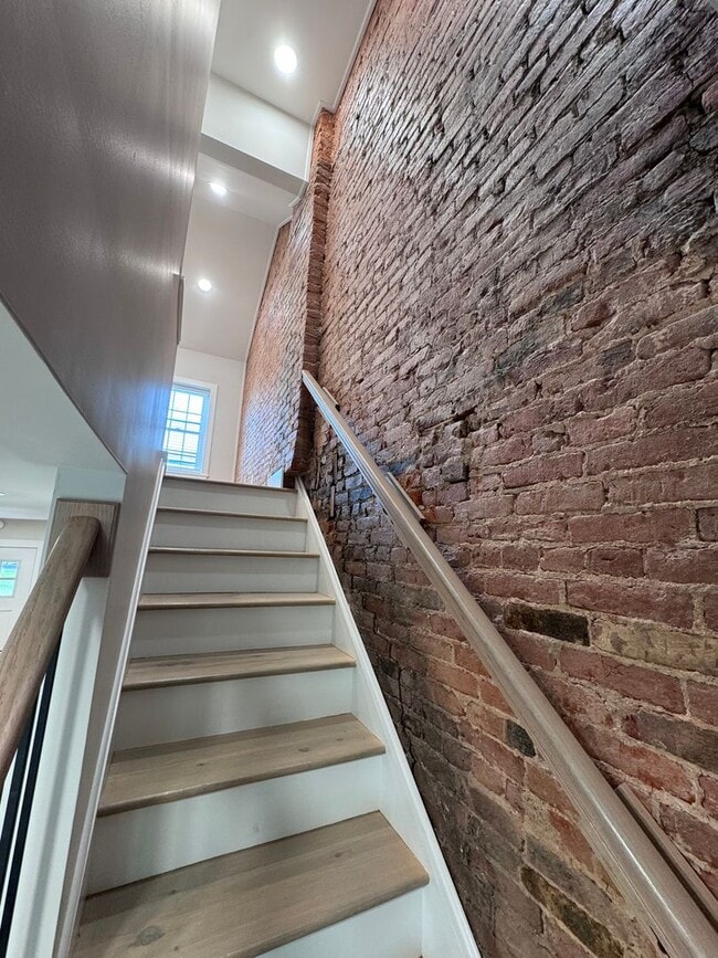 Building Photo - Trendy Urban Loft