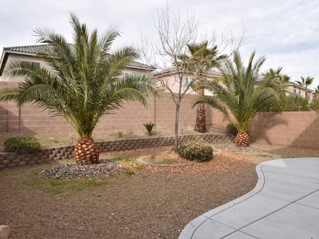 Building Photo - 4 bedroom + den in prestigious guard gated...