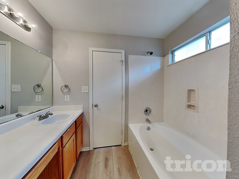 Building Photo - 8507 Crinum Lily Dr