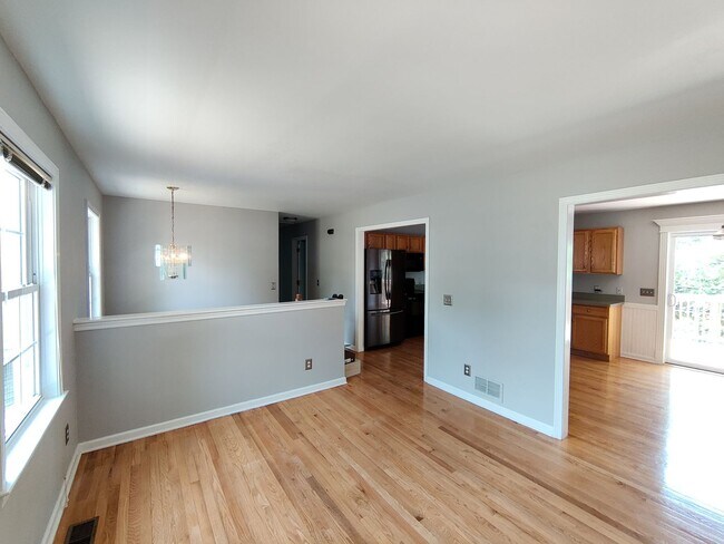 Building Photo - Lovely 4BD / 2 Bath High Ranch