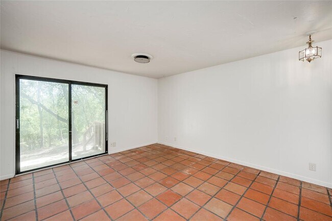 Building Photo - 2900 Northeast Dr
