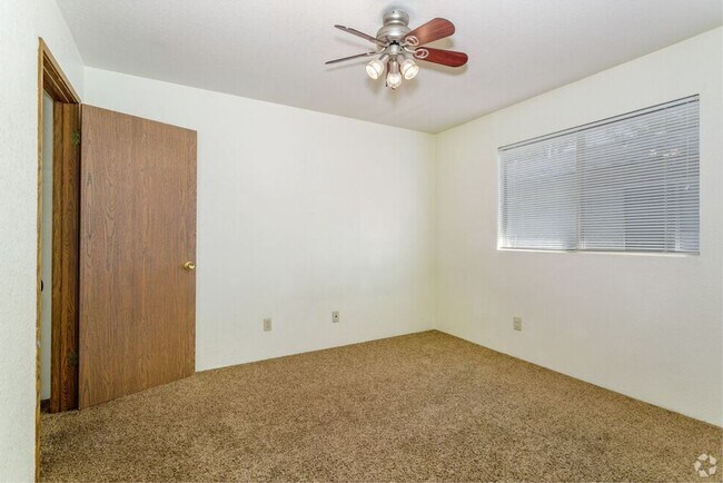 Building Photo - Spacious 4 Bedroom Townhomes in Chico – $1...