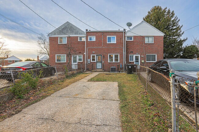 Building Photo - 3 Bedroom home Parkville with Parking