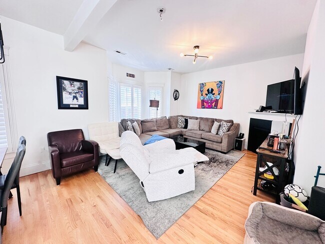 Primary Photo - 598 E 5th St