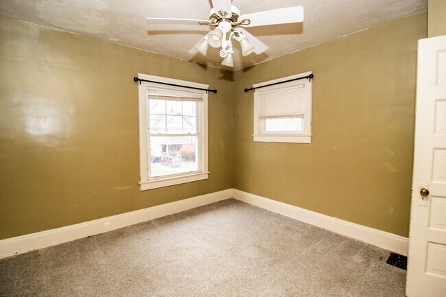 Building Photo - 9711 Parmelee Ave