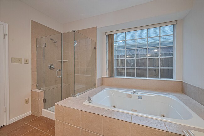 Building Photo - 1327 W Forest Dr