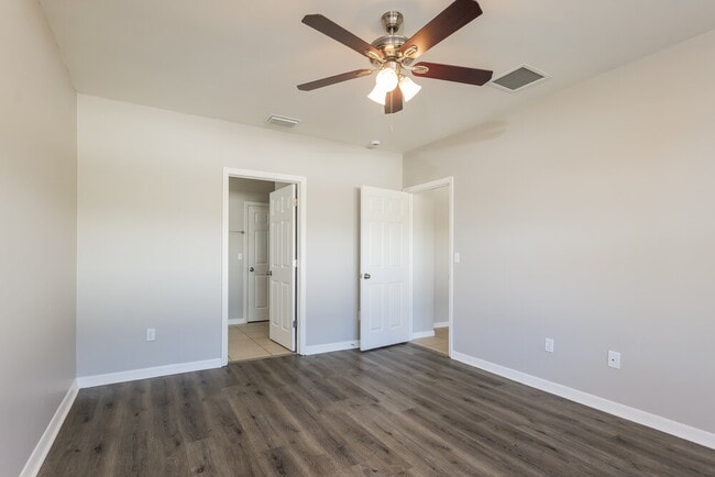 Building Photo - 4406 SW 15th Ave