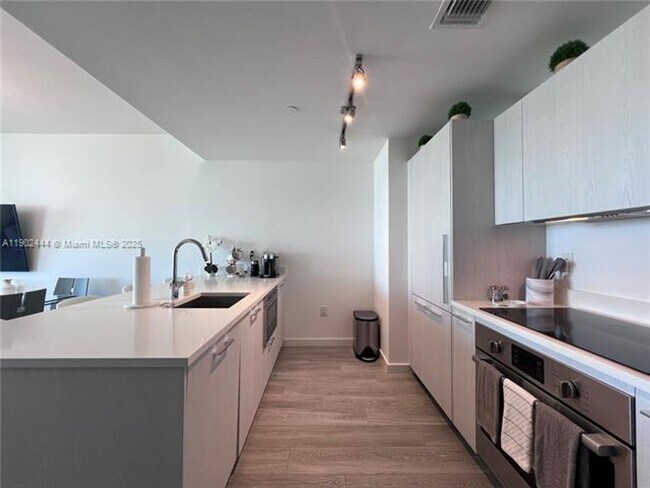 Building Photo - 501 NE 31st St