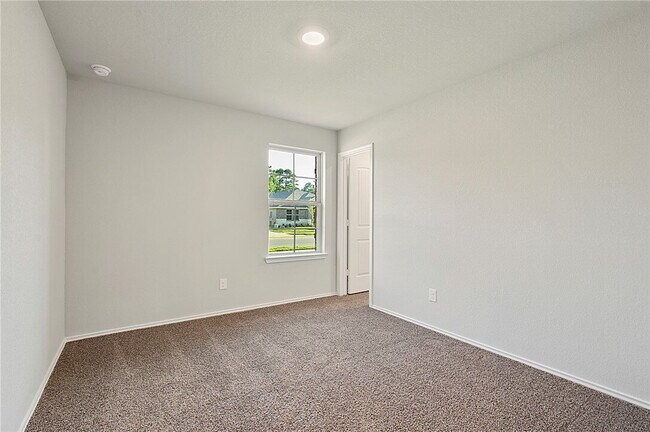 Building Photo - Small city charm close to big city commute!