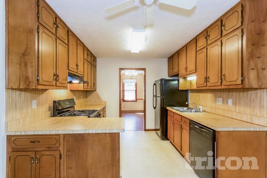 Building Photo - 1430 Hillside Pl SE