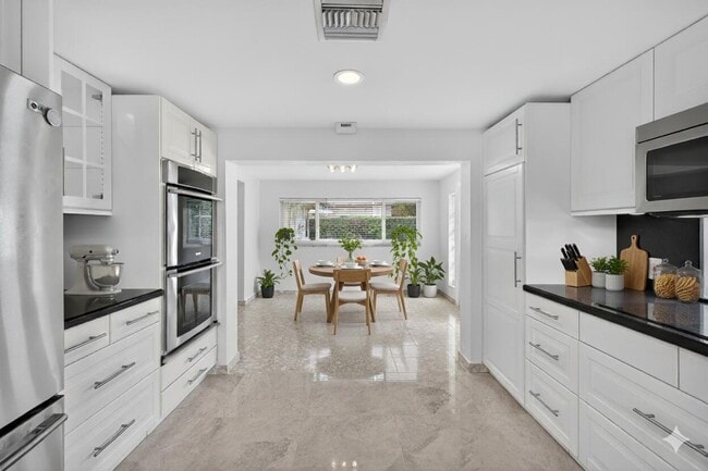 Building Photo - 4442 Sea Grape Dr