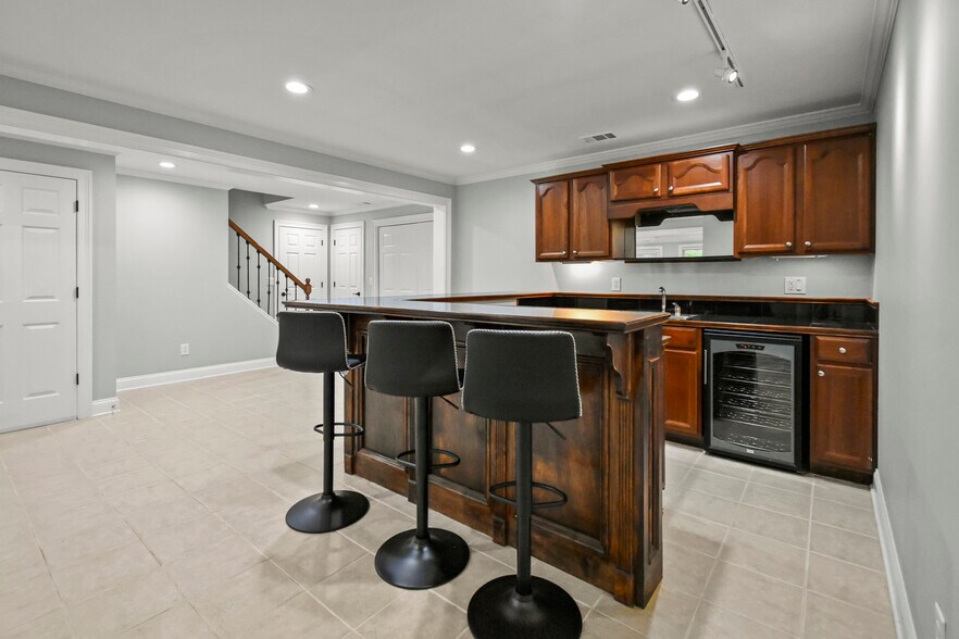 Building Photo - 1340 Hillcrest Hts