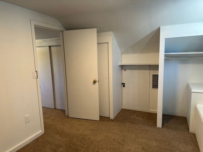 Building Photo - Updated 4 bedroom 2 bath house in Eugene!