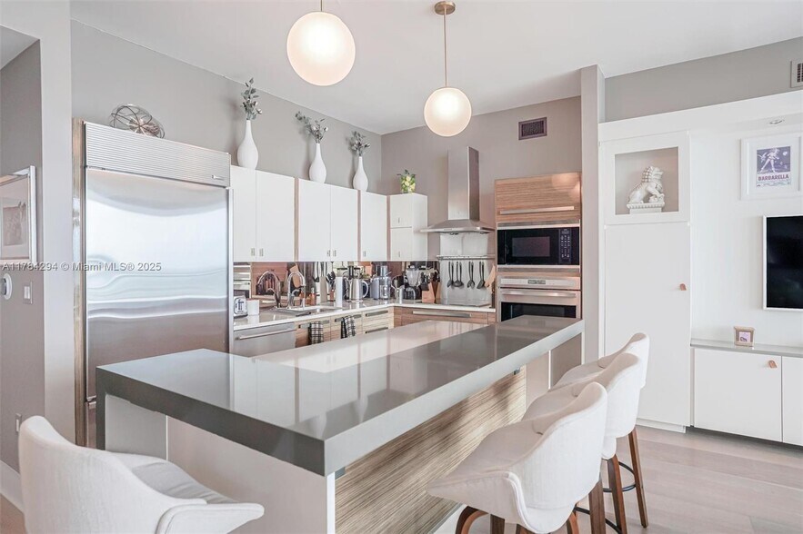 Building Photo - 2020 N Bayshore Dr
