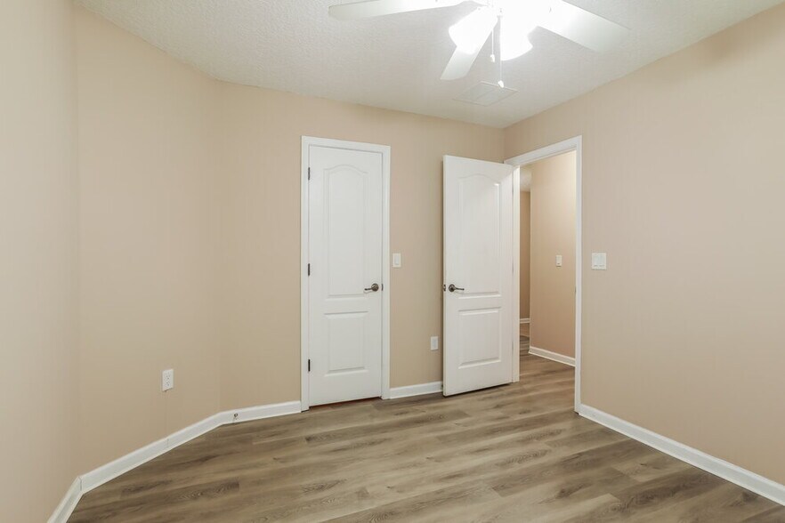 Building Photo - 3290 Silverado Cir