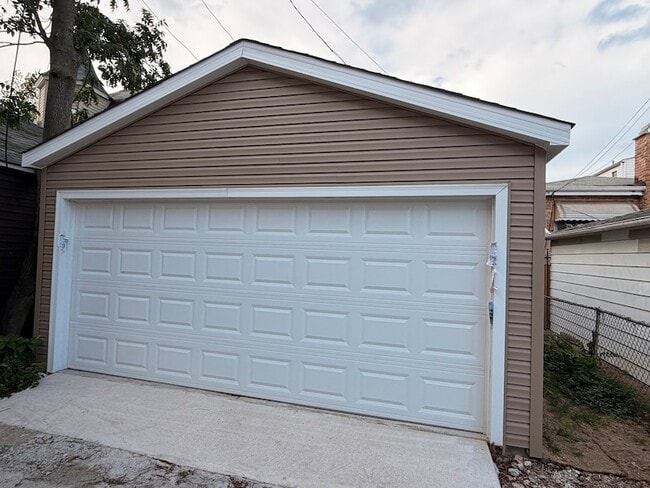 Building Photo - 3823 W Wabansia Ave
