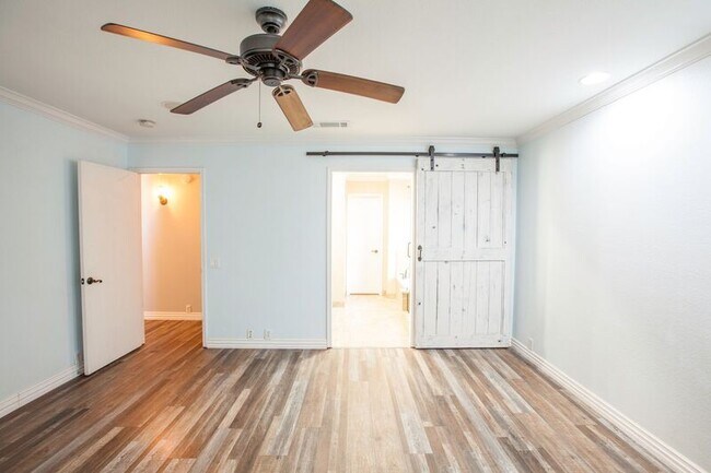 Building Photo - 3103 Creekwood Dr