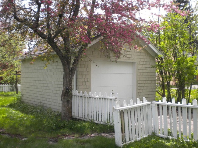 Building Photo - 4 Bedroom close to downtown, bike and walk...