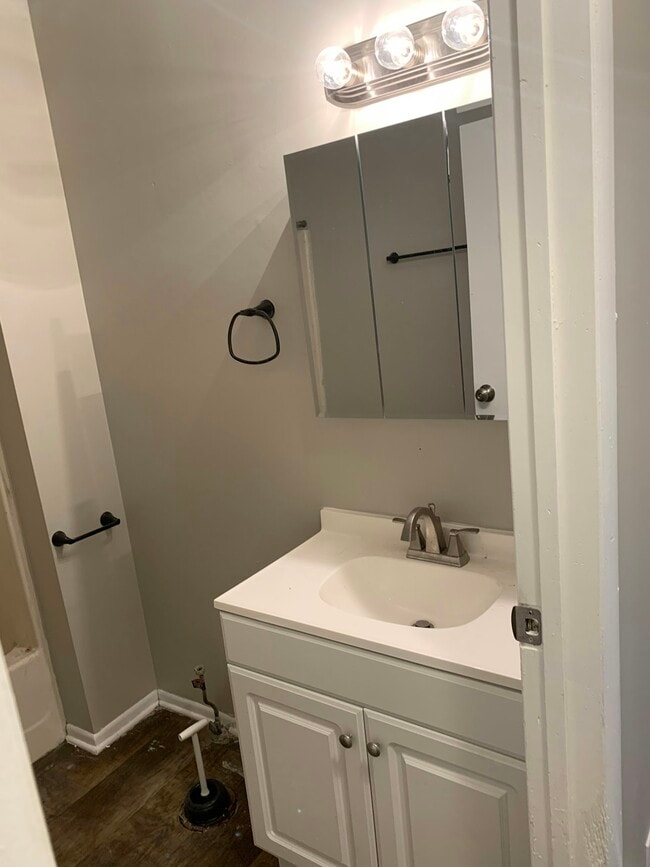 Building Photo - 413 Silvercliffs Ave