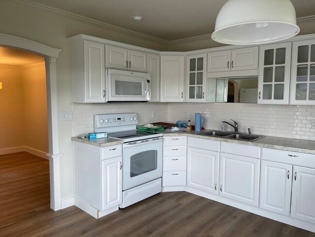 Building Photo - 1983 Summit Blvd