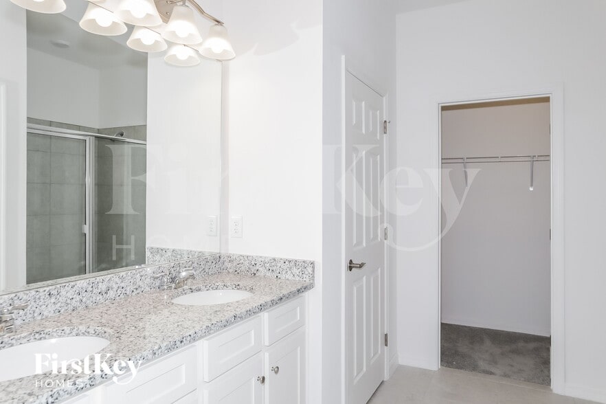 Building Photo - 1570 Isleta Lp