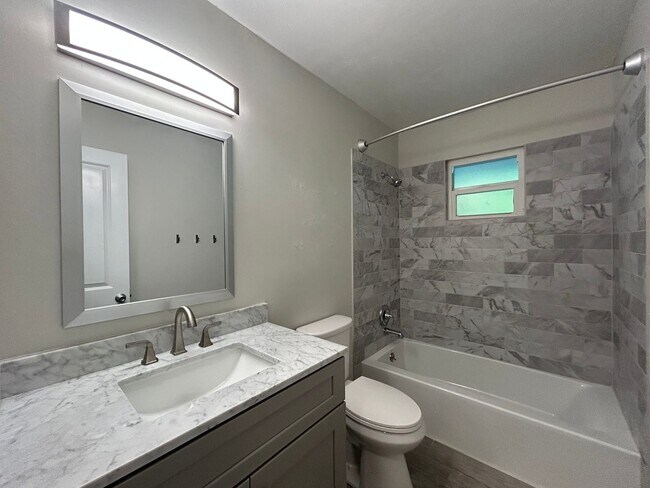 Building Photo - Dream home awaits: stunningly updated 3 be...