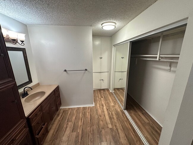 Building Photo - 2 Bed, 2 Bath Condo in Cross Creek Village...