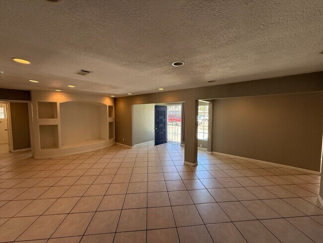 Building Photo - Huge 7 bed 3 bath house on Adobe  (Lease o...