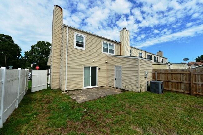 Building Photo - Renovated end unit!