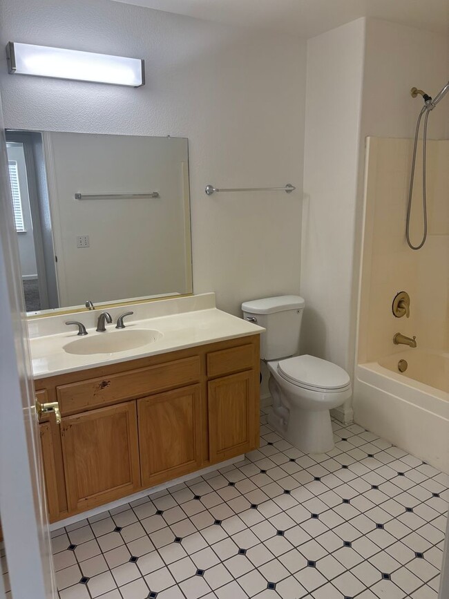 Building Photo - 2 Bedroom, 1 Bath Apartment in Gated Community Available Now!
